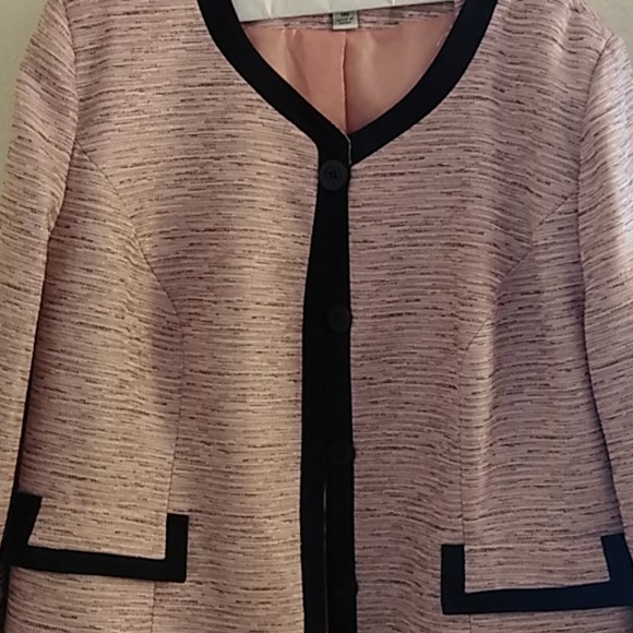 Skirt suit - Picture 5 of 5